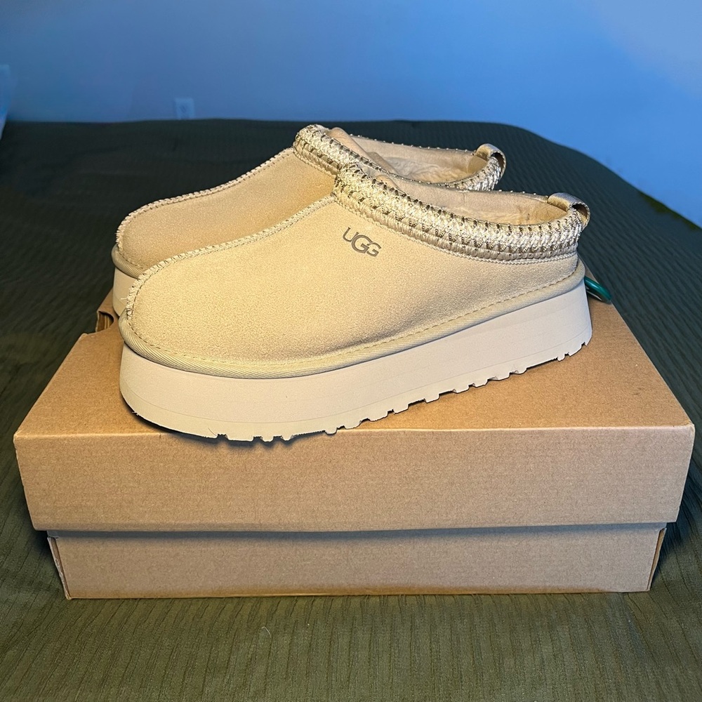 Ugg Women’s Platform Tazz in the color “Mustard Seed”
